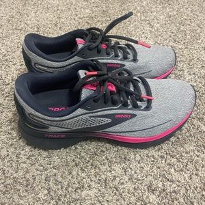 Brooks woman’s trace 2